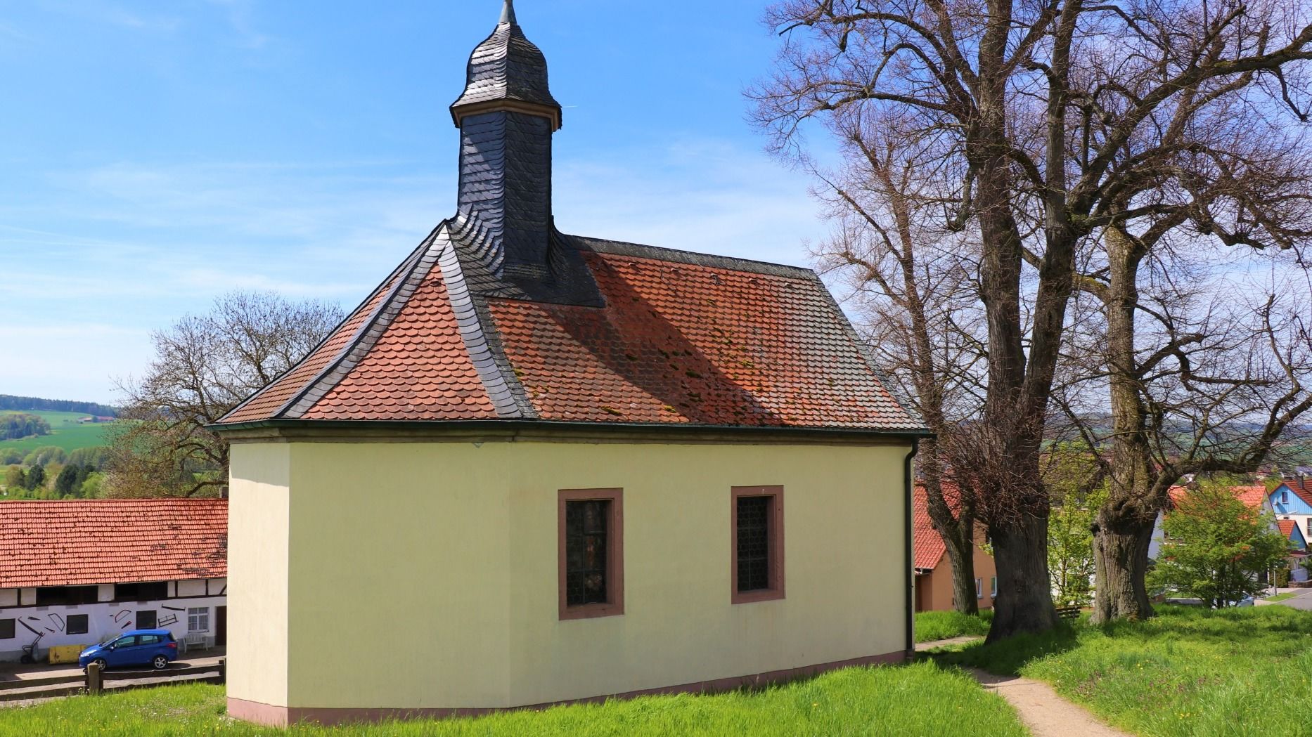 Neue Atmosphäre: Während der Erlebnisinstallation im Dom anlässlich der Landesgartenschau lädt die fast leergeräumte Bonifatiusgruft zum Beten und Bitten ein. Foto: Bistum Fulda / Marzena Seidel