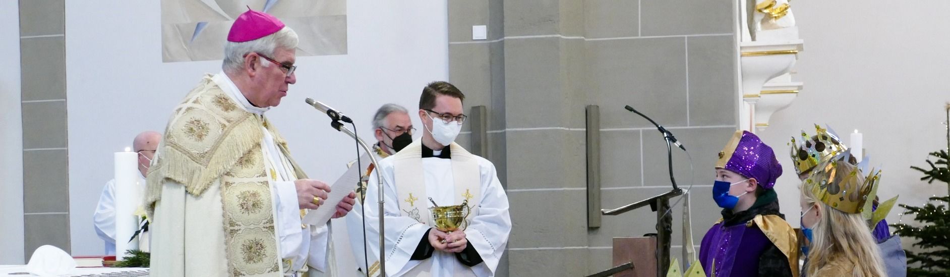 Weihbischof Diez segnet Sternsinger.