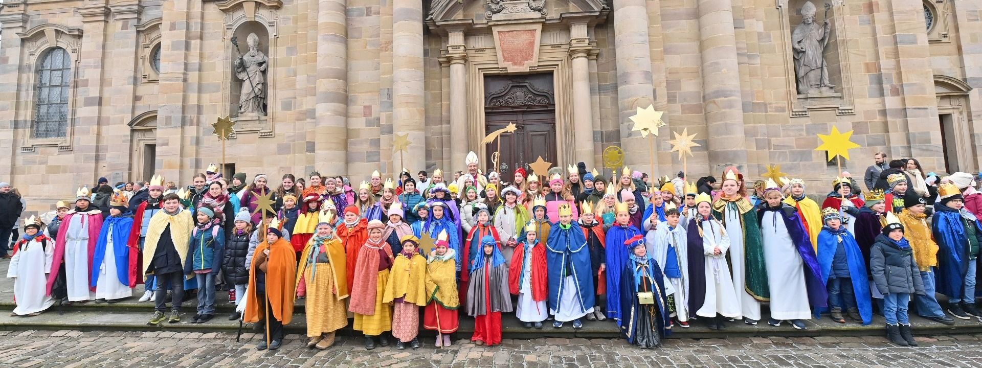 „Dankeschön“ für Sternsinger-Engagement - Gottesdienst mit vielen Kindern, Jugendlichen und Bischof Gerber im Fuldaer Dom. Alle Bilder: Bistum Fulda / Dr. Arnulf Müller