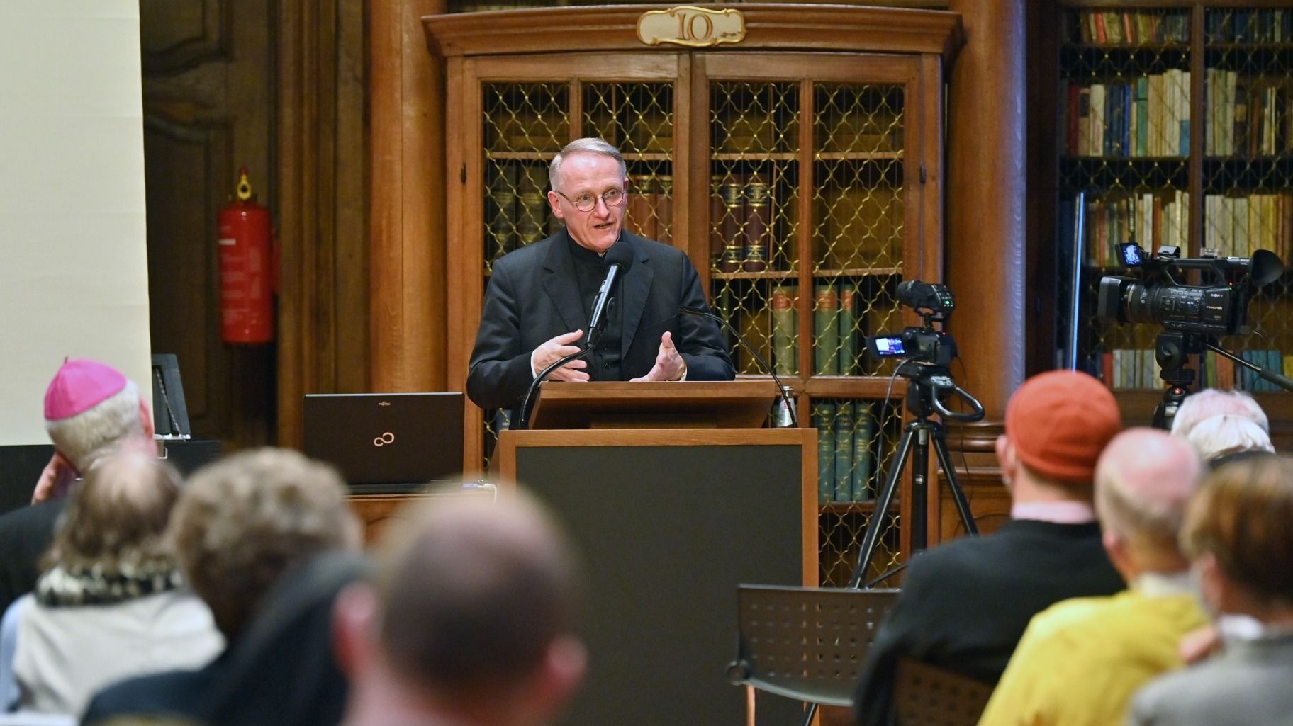 Prof. Dr. Marc-Aeilko Aris hielt den Fachvortrag zum Auftakt der Jahrestagung und wurde anschließend mit der Ehrengabe der Gesellschaft für mittelrheinische Kirchengeschichte geehrt. Foto: Bistum Fulda / Dr. Arnulf Müller