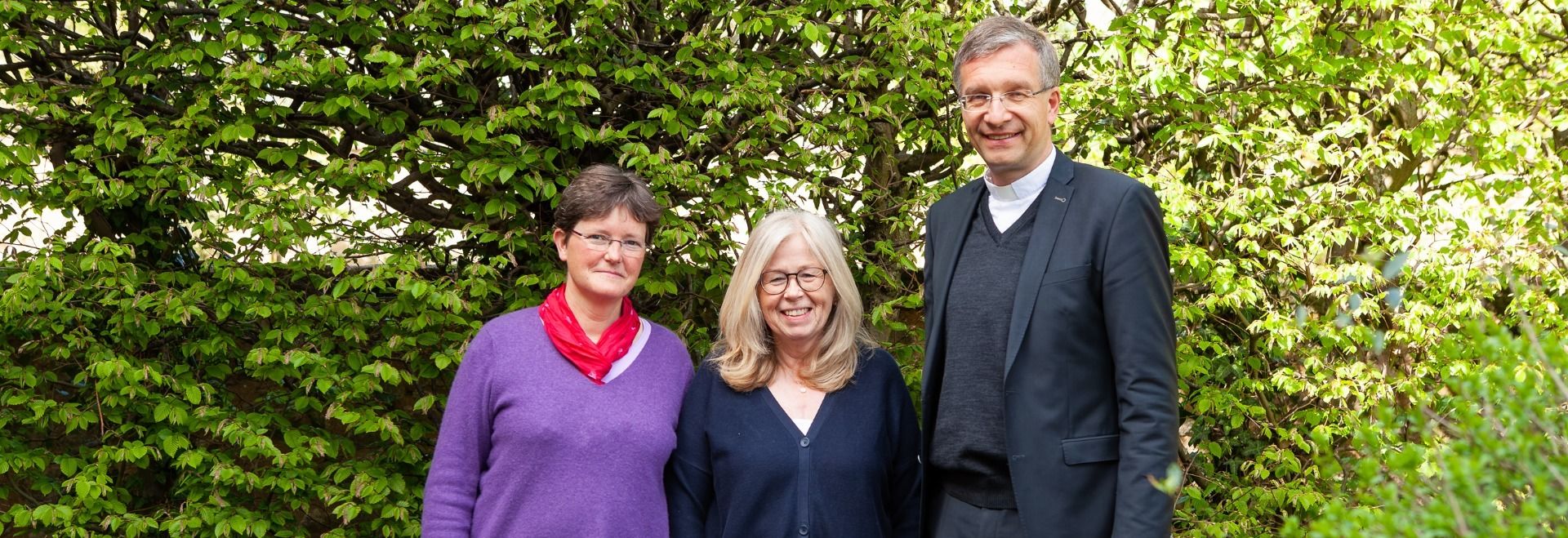 Nach seinem Praktikums-Tag beim Kinder-Palliativ-Team der „Kleinen Riesen Nordhessen“ tauschte sich Bischof Dr. Michael Gerber mit Kinderkrankenschwester Birgit Mehling und Kinderärztin Dr. Andrea Aschenbrenner aus (v. r.). Foto: Bistum Fulda / Burkhard Beintken