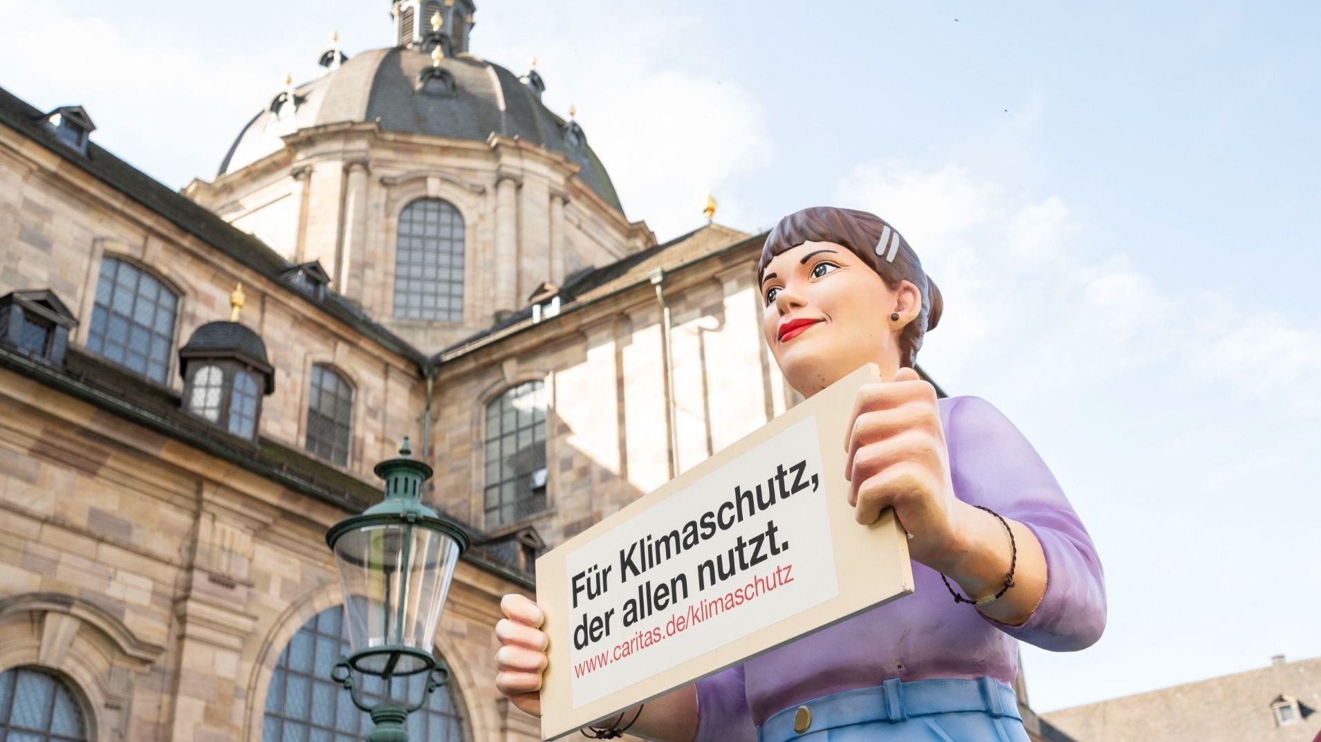 Bei der zentralen Eröffnung zum bundesweiten Caritas-Sonntag hat Bischof Dr. Michael Gerber im Fuldaer Dom dafür geworben, Gottes Schöpfung und die Natur aufmerksam in den Blick zu nehmen. Bei einer anschließenden Podiumsdiskussion sprachen unter anderem Caritas-Präsidentin Eva Maria Welskop-Deffaa und Generalvikar Prälat Christof Steinert zum Thema Klimaschutz in Kirche und Caritas. Fotos: Jonas Wenzel/Fulda