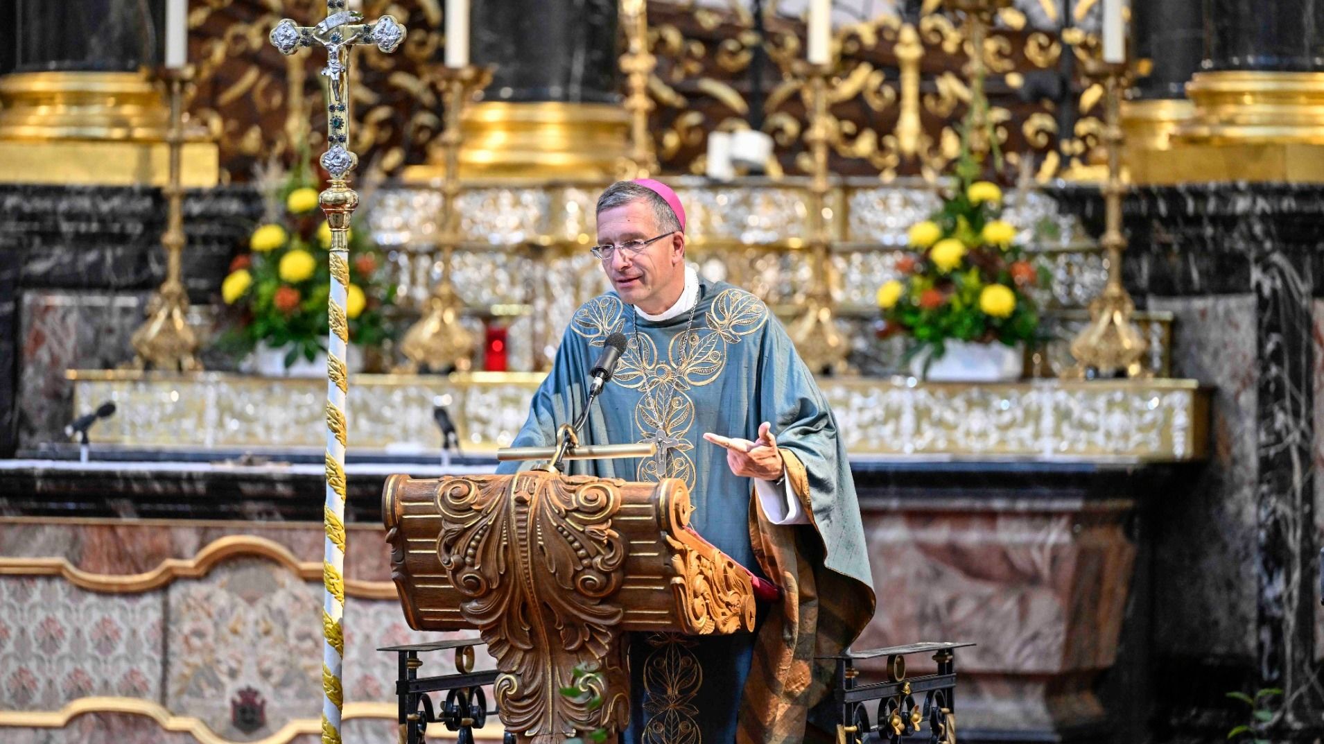 Bei der zentralen Eröffnung zum bundesweiten Caritas-Sonntag hat Bischof Dr. Michael Gerber im Fuldaer Dom dafür geworben, Gottes Schöpfung und die Natur aufmerksam in den Blick zu nehmen. Bei einer anschließenden Podiumsdiskussion sprachen unter anderem Caritas-Präsidentin Eva Maria Welskop-Deffaa und Generalvikar Prälat Christof Steinert zum Thema Klimaschutz in Kirche und Caritas. Fotos: Jonas Wenzel/Fulda