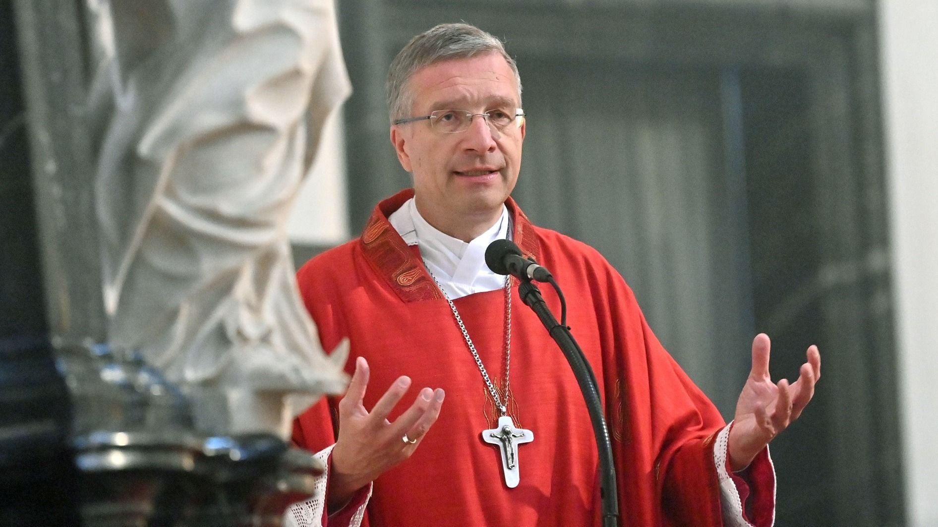 In seiner Predigt an Pfingstsonntag im Fuldaer Dom hat sich Bischof Dr. Michael Gerber für eine neue Dynamik des Miteinanders ausgesprochen. Foto: Bistum Fulda / Dr. Arnulf Müller  