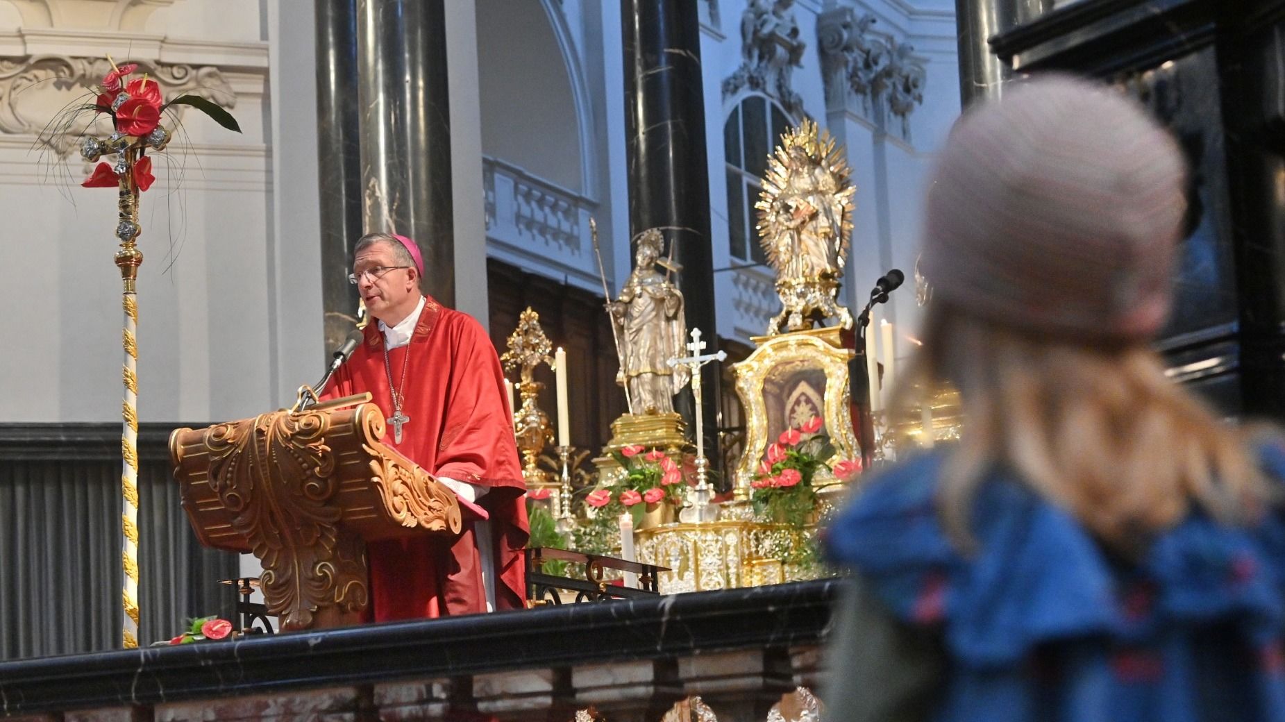 In seiner Predigt an Pfingstsonntag im Fuldaer Dom hat sich Bischof Dr. Michael Gerber für eine neue Dynamik des Miteinanders ausgesprochen. Foto: Bistum Fulda / Dr. Arnulf Müller  