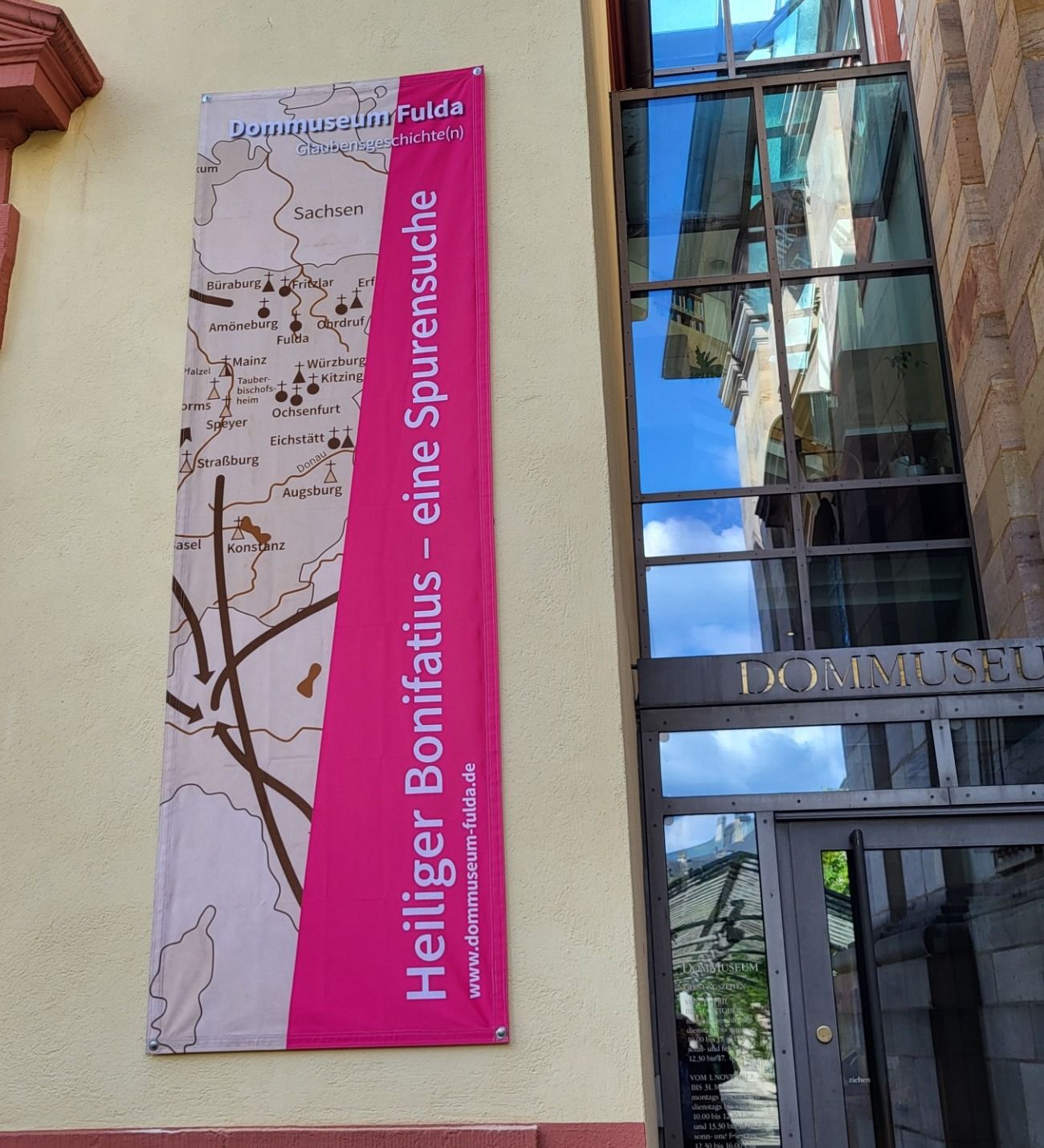 Sonderausstellung wandelt auf den Spuren des Heiligen Bonifatius