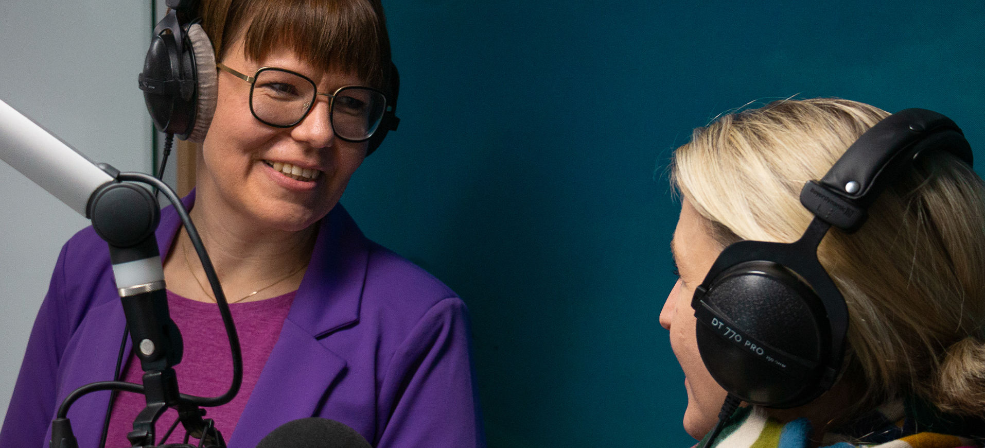 Stefanie Klee (l.) ist die neue Vorsitzende des Katholikenrates. Im Bistums-Podcast spricht sie mit der Rundfunkjournalistin Stephanie Mosler darüber, was sie antreibt, was ihr Kraft gibt und warum sie ihren Heimatort Reckrodt so liebt.