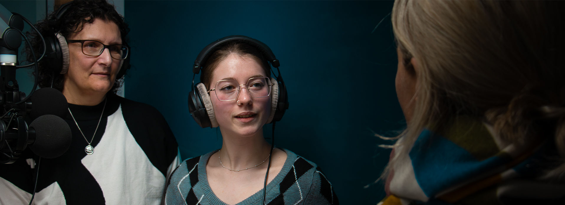 Am Abend des internationalen Holocaust-Gedenktages  (Montag, 27. Januar) wird Anja Listmann (l.) in Berlin mit dem „Obermayer Award“ geehrt. Gemeinsam mit der 18-jährigen Winfriedschülerin Mara, die zur Gruppe „Jüdisches Leben in Fulda“ gehört, sprach sie vorab mit der Bistums-Rundfunkjournalistin Stephanie Mosler über ihr Engagement.