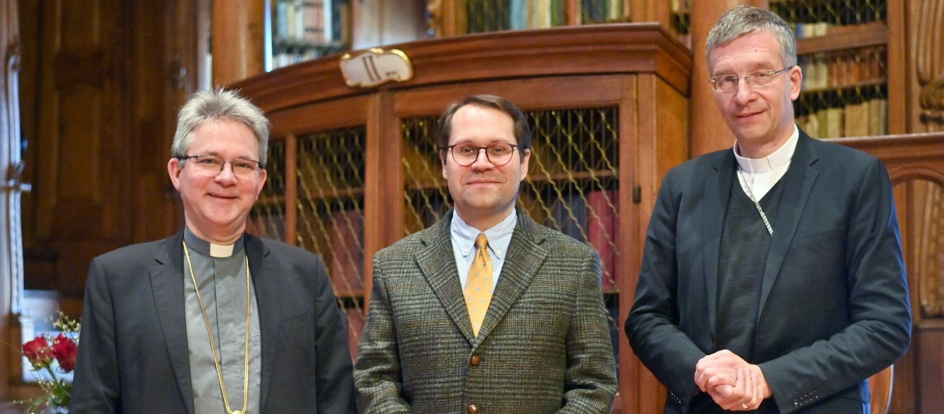 Den Akademischen Vortrag zur Hrabanus-Maurus-Akademie hielt PD Dr. Philipp Thull (Mitte). Prof. Dr. Cornelius Roth (links), Rektor der Theologischen Fakultät Fulda, begrüßte die Gäste, Großkanzler Bischof Dr. Michael Gerber (rechts) sprach das Schlusswort.