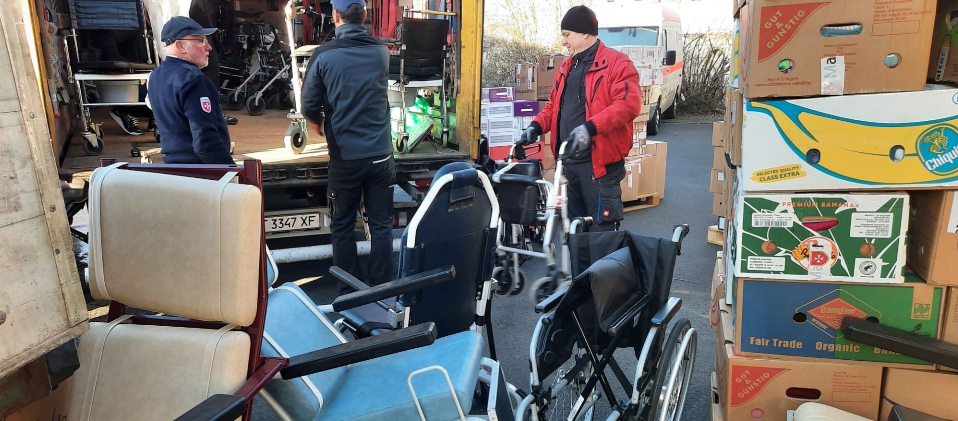 Die Ladung des Hilfstransports für die Ukraine bestand dieses Mal unter anderem aus Gehhilfen, Rollstühlen und Rollatoren.