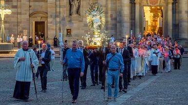 Mit einem festlichen Pontifikalamt und einer stimmungsvollen Lichterprozession hat das Bistum Fulda das Hochfest Mariä Himmelfahrt gefeiert.