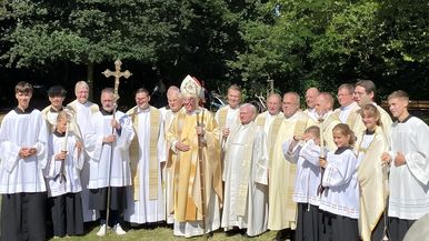 Den Festgottesdienst anlässlich des 40. Klosterparkfestes zelebrierte der Fuldaer Weihbischof Prof. Dr. Karlheinz Diez, hier inmitten der Ordensbrüder. Foto: Bistum Fulda / Bonifatiuskloster 